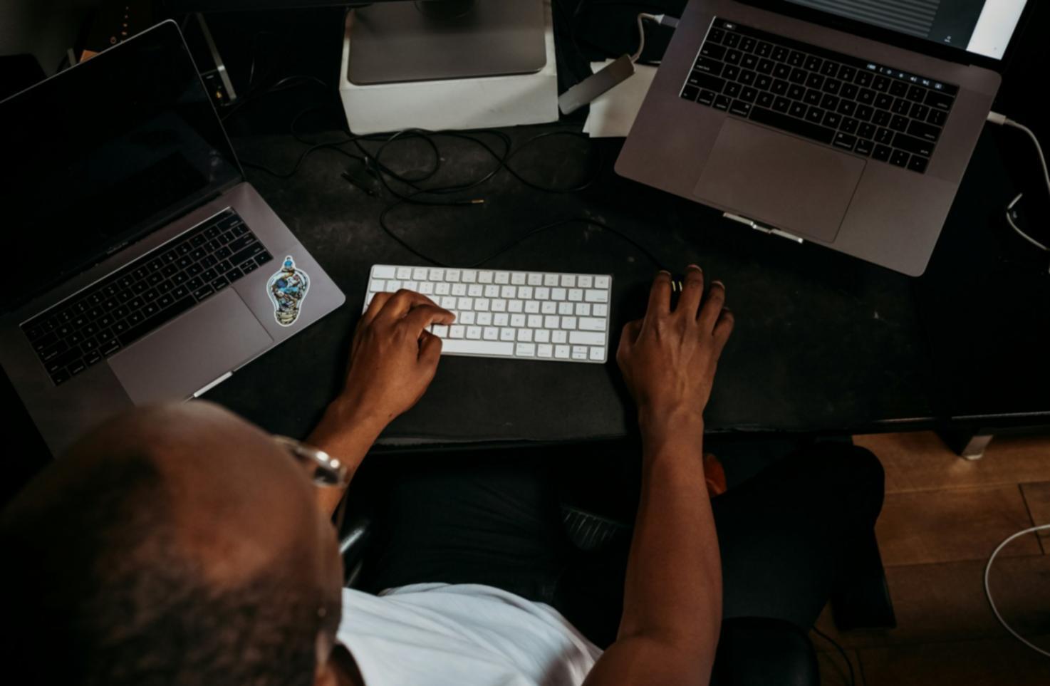 Professionnel analysant des données financières sur plusieurs écrans